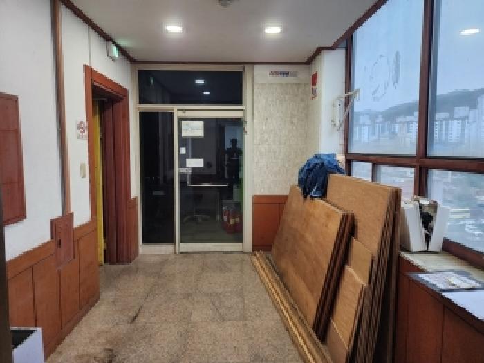 엘리베이터 및 계단