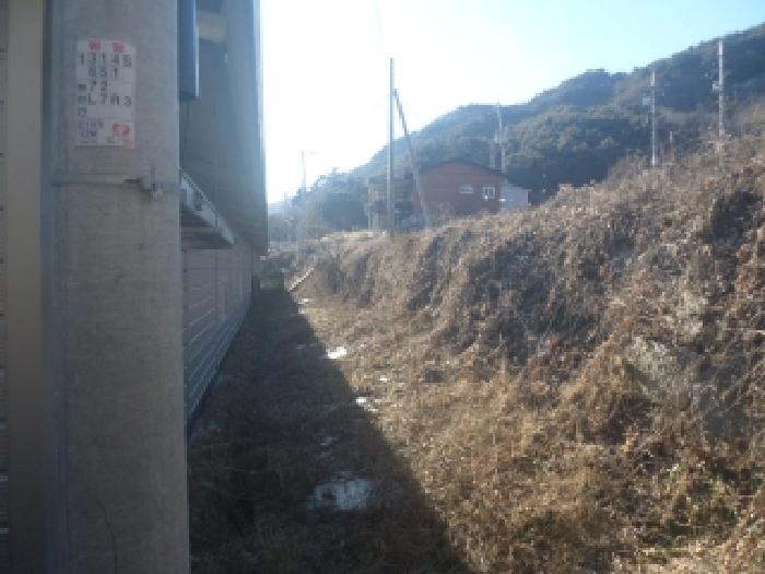 목록1 토지상 석축 부분과 목록2,3 건물 사이의 토지 모습