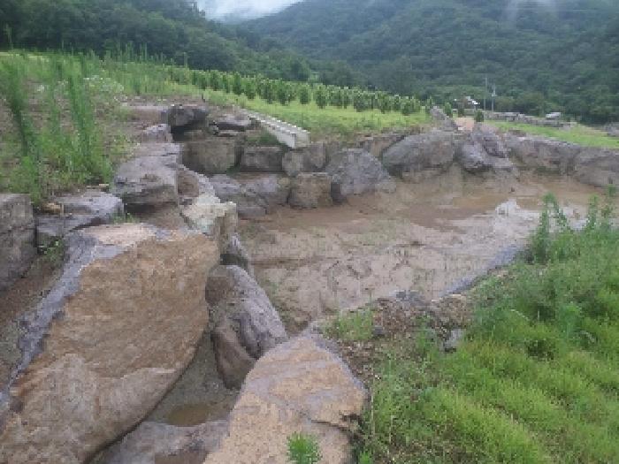 목록1,2 토지상에 바위로 조성해 놓은 인공연못 모습 3.