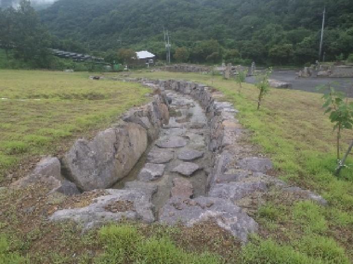 목록1,2 토지상에 바위로 조성한 연못과 연못을 연결해 놓은 수로의 모습 1.