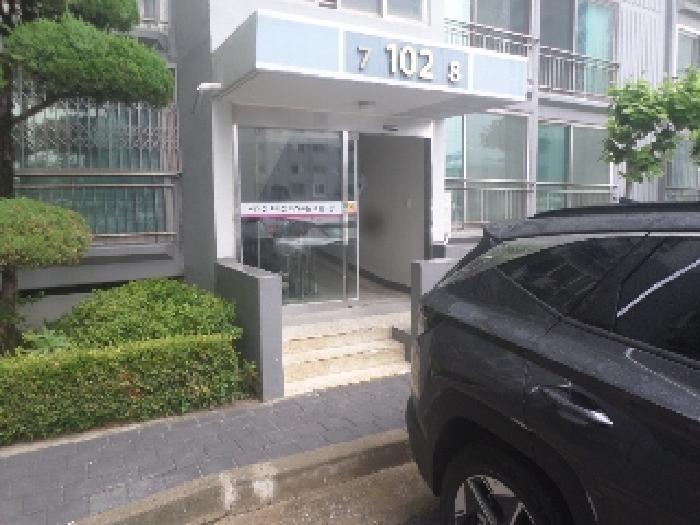 사진2. 본건 1동건물의 공동출입구 모습