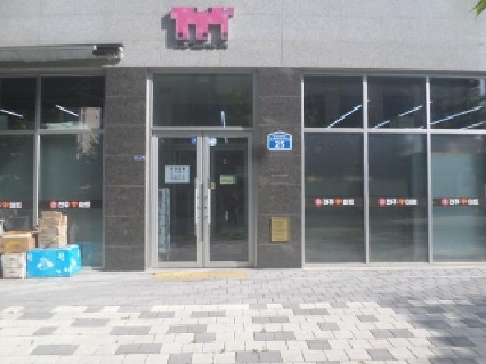 목록1 내지 7 건물이 소재하는 1동 건물의 공동출입구 모습