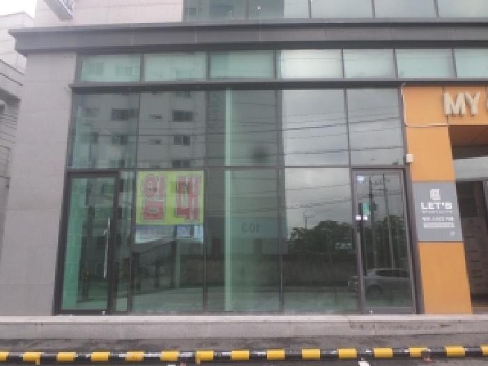 목록2 건물 전면 출입문 모습