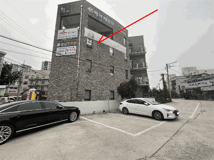 대상물건(북동측 인근에서 촬영)