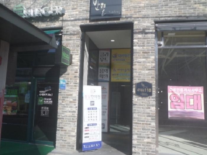 본건 건물이 소재하는 1동 건물의 공동출입구 모습