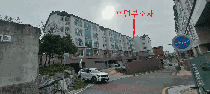 연립주택 출입구(북동측에서 촬영)