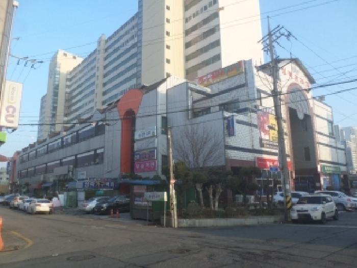 본건 건물이 소재하는 1동건물의 전경