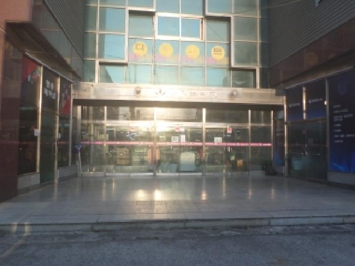 본건 건물이 소재하는 1동건물의 1층 정면 공동출입구 모습