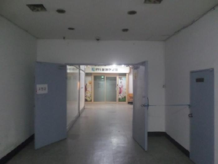 본건 건물이 소재하는 1동건물의 1층 측면 공동출입구 모습