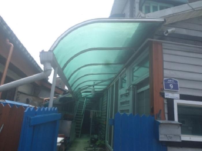 목록2 건물에 달아낸 제시외 폴리카보네이트 지붕 차양(또는 비가림시설)의 모습