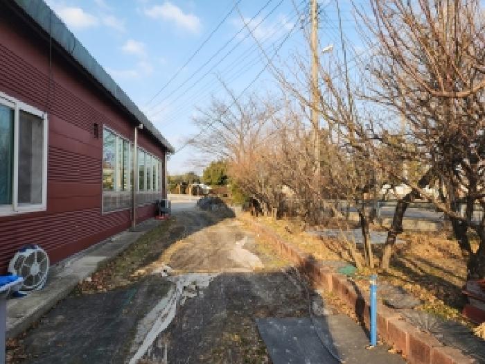 토지 및 제시외 건물 전경