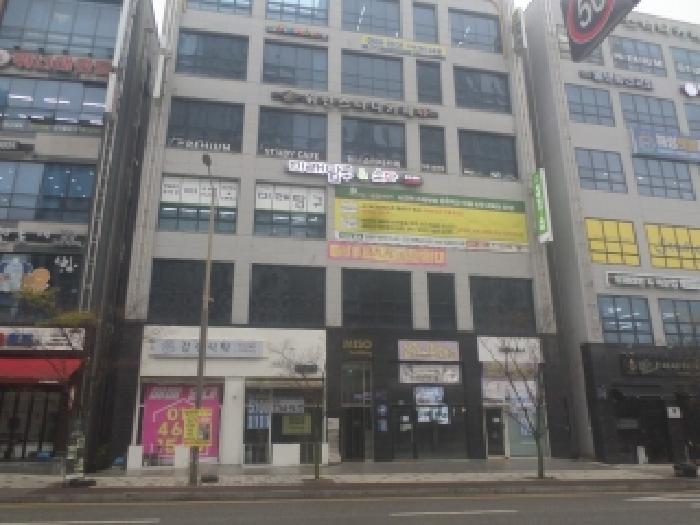 목록1 내지 8 건물이 소재하는 1동건물의 전경