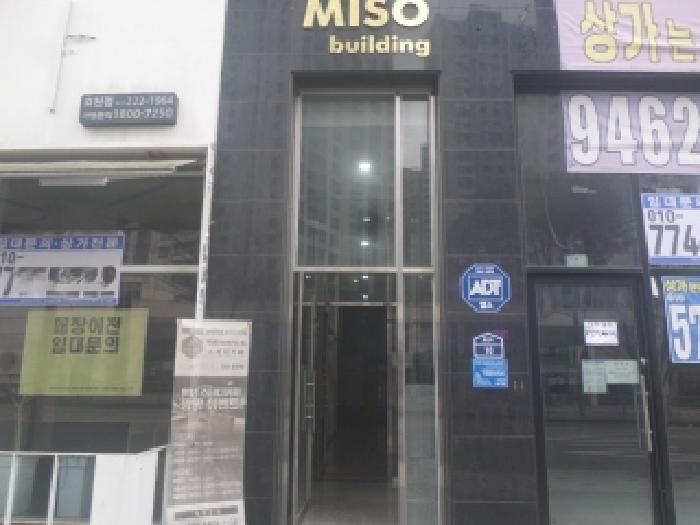 목록1 내지 8 건물이 소재하는 1동건물의 공동출입구 모습