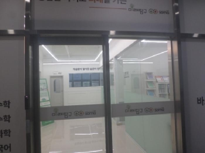 목록5 건물의 출입문 모습