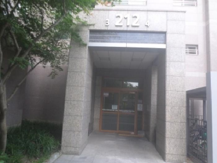 본건 건물의 공동출입구 모습