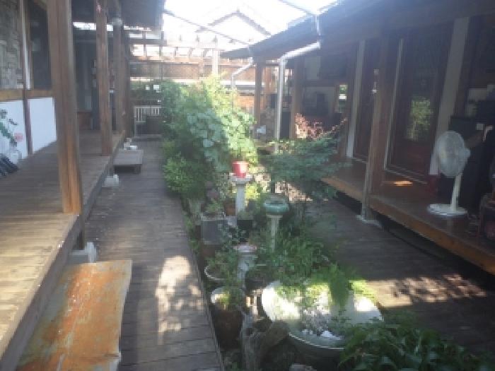 목록1 토지 중 목록2 건물의 주건물과 부속건물 사이의 앞마당과 목조데크시설 모습