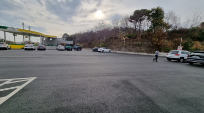 기호7 : 공부상 건축물을 철거 후 아스콘 포장된 전경