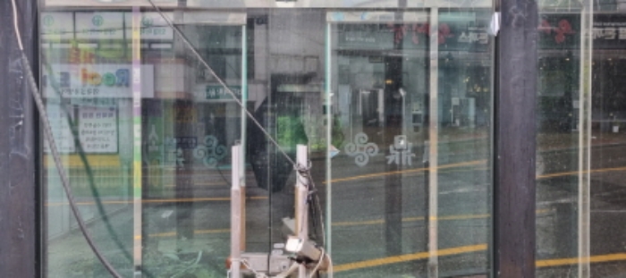 기호2 : 출입문 전경