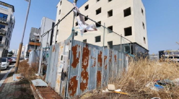목록1 토지의 경계부분에 설치된 철골 및 철판구조 담장