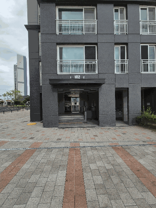 【 102동 1,2라인 입구 】