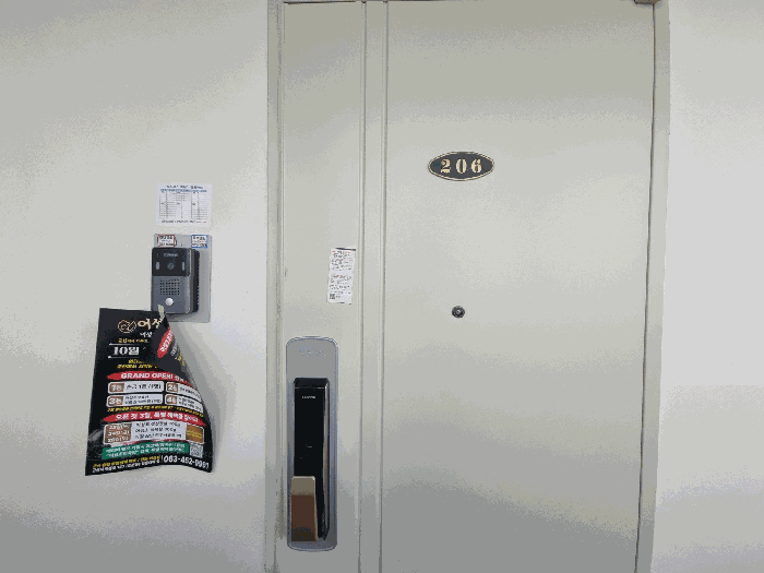 본건(나동 206호)-출입구