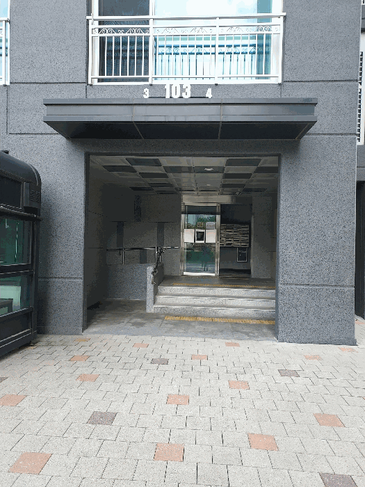 본건아파트 출입구