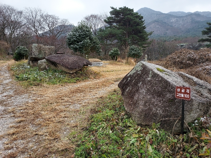 기호(2) 인접지상 소재 고인돌(정확한 위치 측량등 필요)