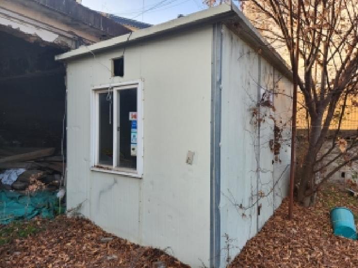 부동산표시 제3호 : 제시외 창고
