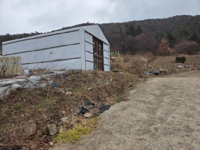 제3호 토지상의 제시외 창고와 진입도로