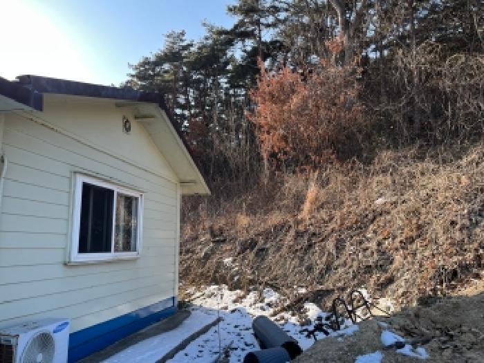 본건 전경( 일부 경계를 침범한 것으로 보이는 주택)
