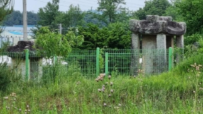 남원 광치 산124 경매물건7번(현,임야) 중 일부 묘지 옆 비석이 소재하는 부분