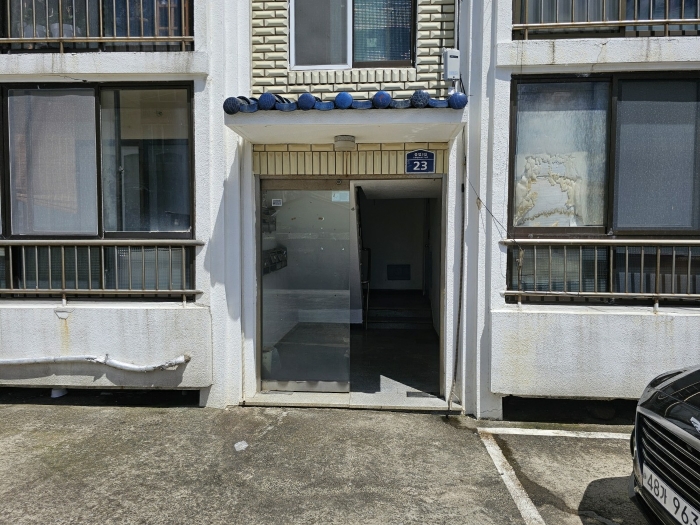 본건 1층 입구