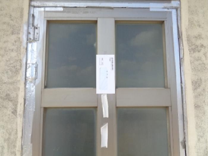 - 본 호(도리로 17) 제시건물 2층 출입문 안내문 부착