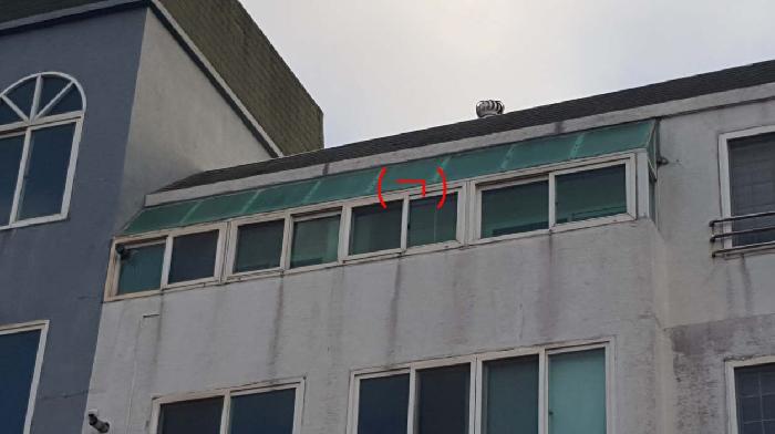 소재지1(고성중앙로 76 태성뉴빌라 비동 4층501호)에 소재한 제시외 건물(ㄱ)