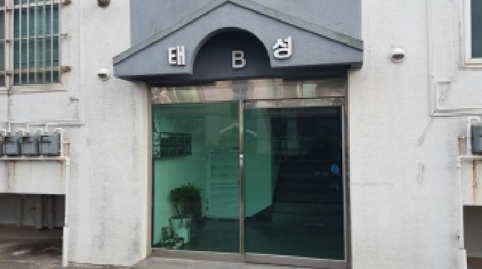 소재지1(고성중앙로 76 태성뉴빌라 비동 4층501호) 건물 1층 공동출입문