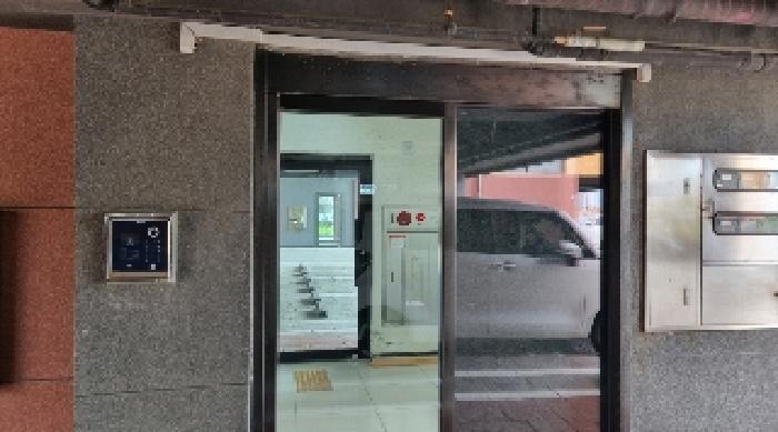본 호(함덕서2길 9-1 함덕더마루 제가동 204호) 건물 1층 공동 출입문