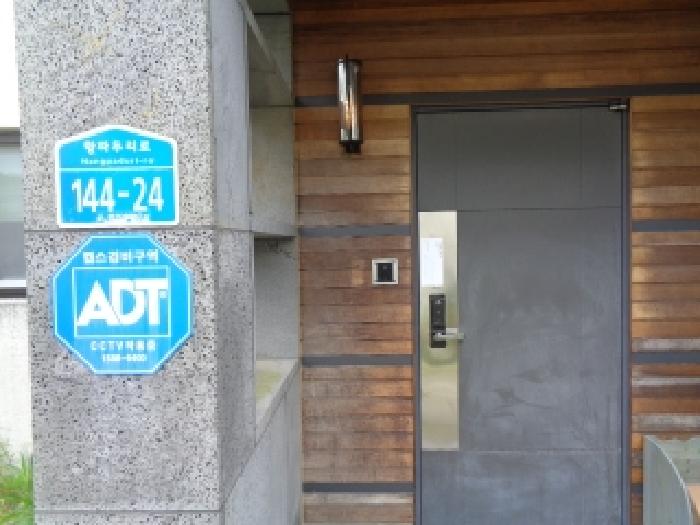 소재지 2.(항파두리로 144-24, 제11동) 출입문에 안내문 부착 사진