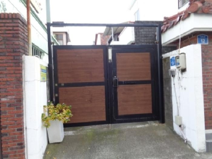- 소재지 1(삼도일동 542-23) 지상에 소재한 대문