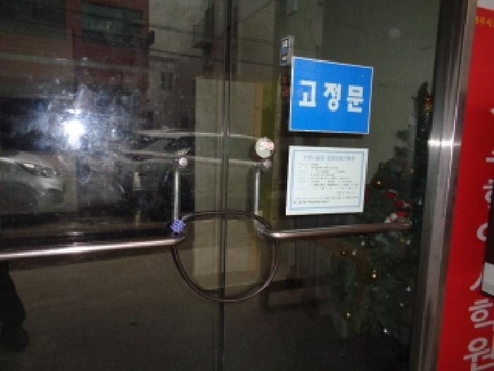 - 소재지 2(삼무로1길 5) 제시 건물 내부 진입 출입문에 채워져 있는 자물쇠