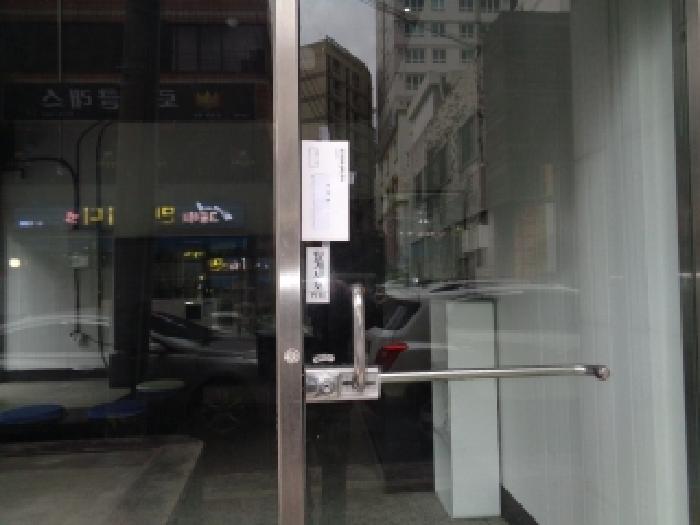 - 소재지 2(삼무로1길 5) 제시 건물 1층(상호:숙성방스토어) 출입문 안내문