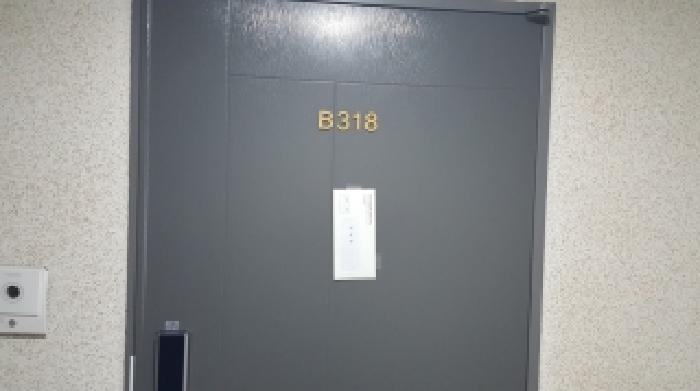소재지10(성산등용로17번길 55 제주성산리치유클래시아 제비318호) 현관문에 부