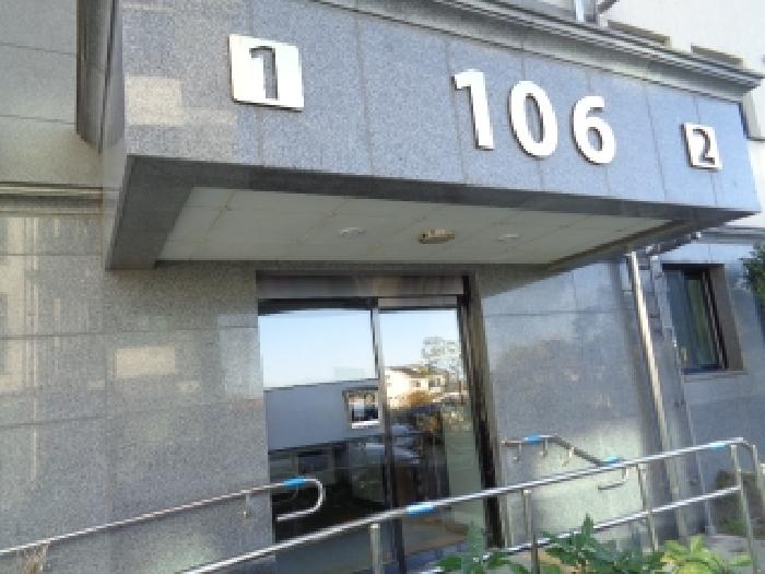 - 본 호(오남로 18-1, 오라더프라미스 106동) 공동출입문