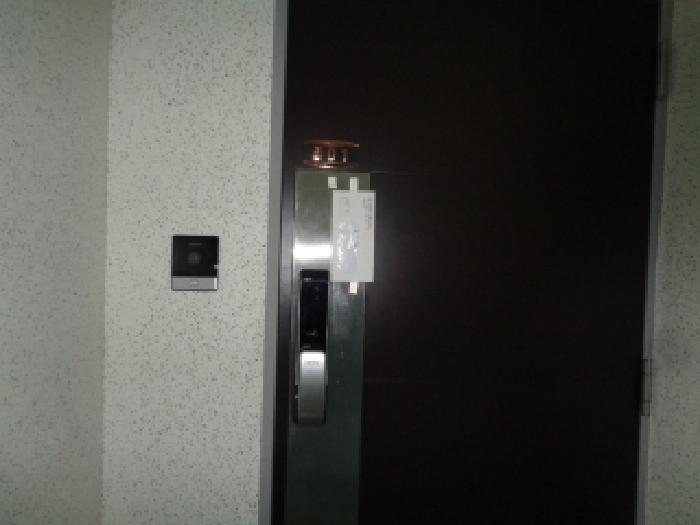 - 본 호(오남로 18-1, 오라더프라미스 106동) 4층 501호 출입문 안내문