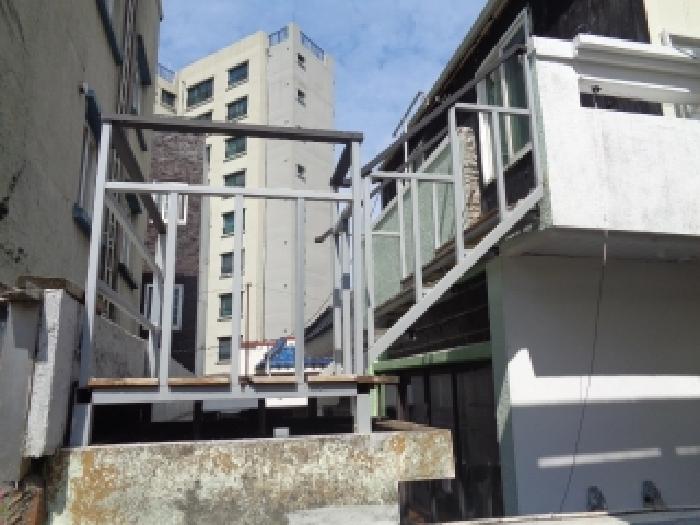 - 소재지 1.(건입동 710-6) 변소 위 철계단
