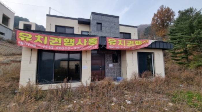 제시외 건물 3.(산 위쪽부터 아래쪽으로 부여)