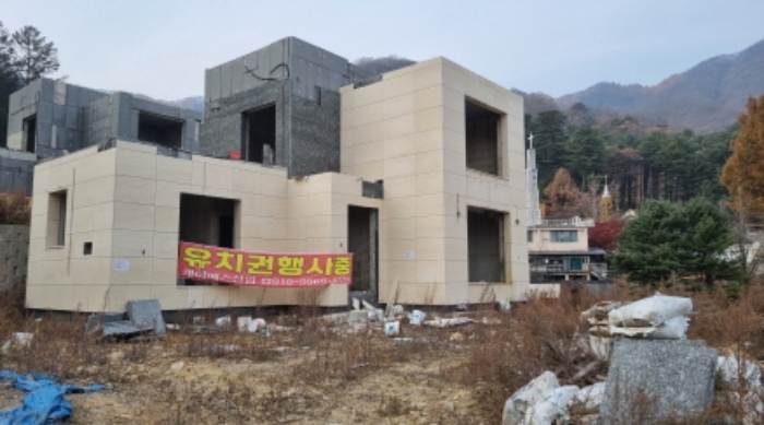 제시외 건물 11.(산 아래쪽부터 위쪽으로 부여)