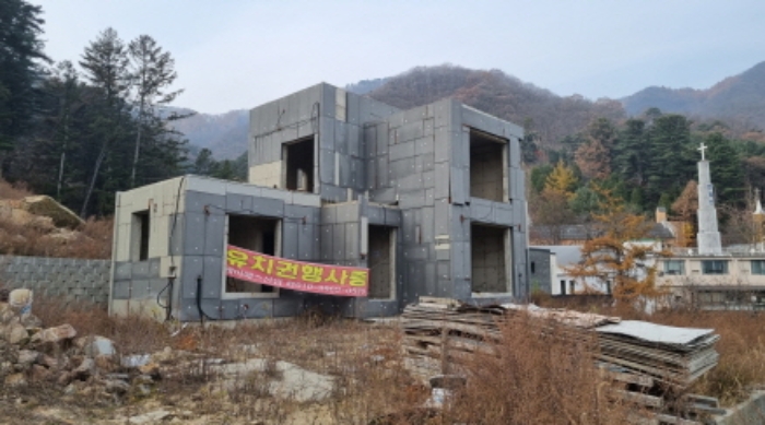 제시외 건물 12.(산 아래쪽부터 위쪽으로 부여)