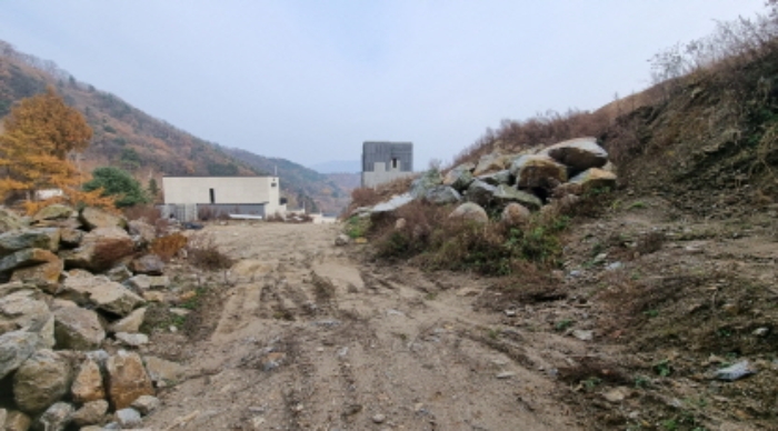 목록 1. 토지의 산위쪽 부분(제시외 건물 1. 내지 6.이 소재하는 부분)