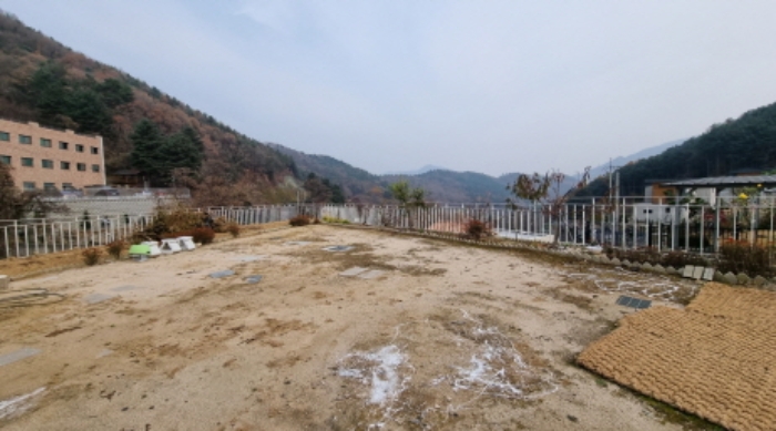 목록 1. 토지(제시외 건물 1. 내지 6.이 소재하는 부분)의 아래쪽, 제시외