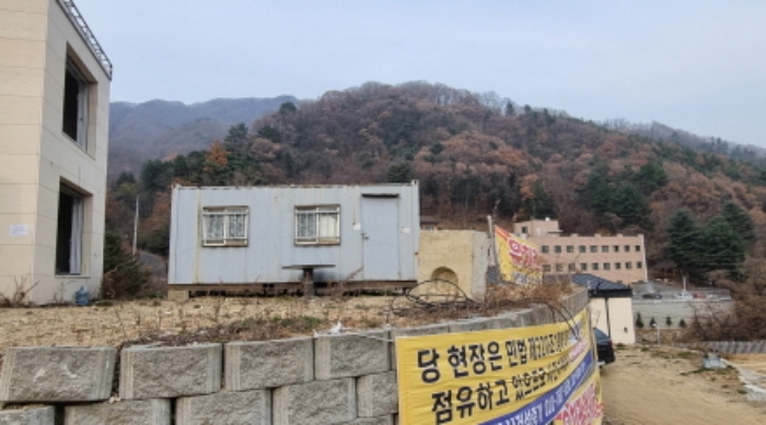제시외 건물 7.(산 아래쪽부터 위쪽으로 부여)